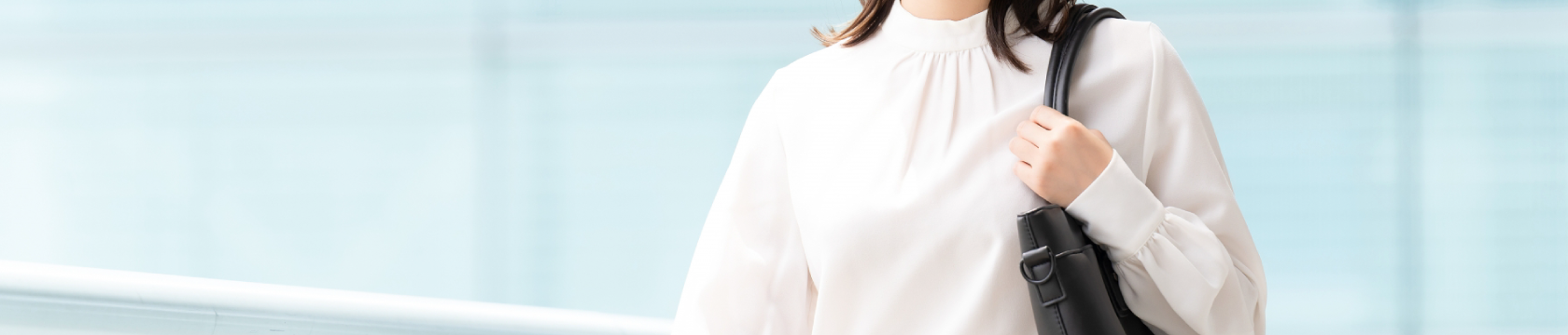 通勤中の女性の写真