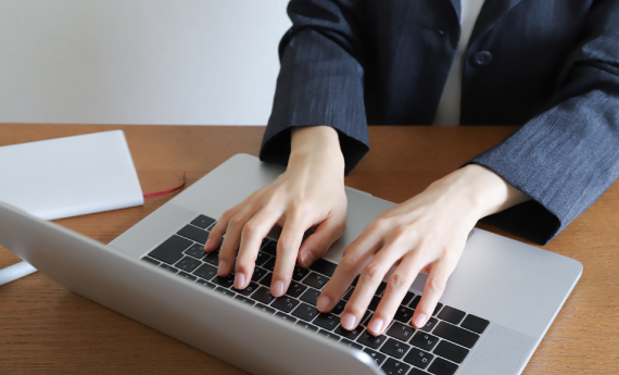 パソコンを使って働く女性の写真