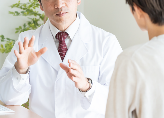 医師と患者が話している写真
